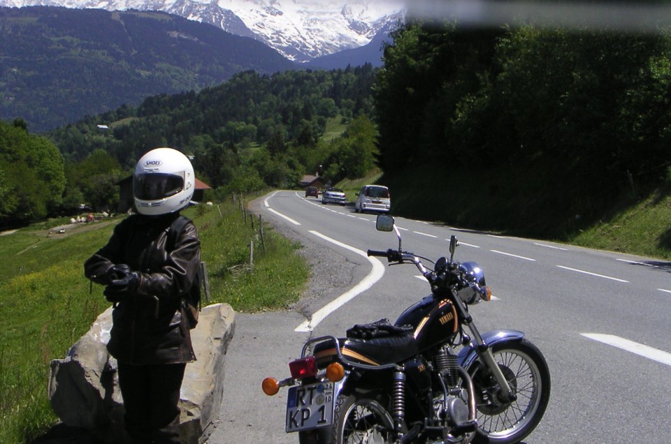 Mit der SR 500 durch die Kurven der Pässe am  Mont Blanc