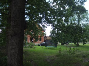 Blick über den zugeschütteten "KatschenTeich" zum Haus der "Tante " Liselotte, die ihren nagelneuen VW duch die Blechgarage fuhr, nachdem der Vater Hugo das Fahrzeug aufgrund beendeter Ferien nich mehr einfahren konnte