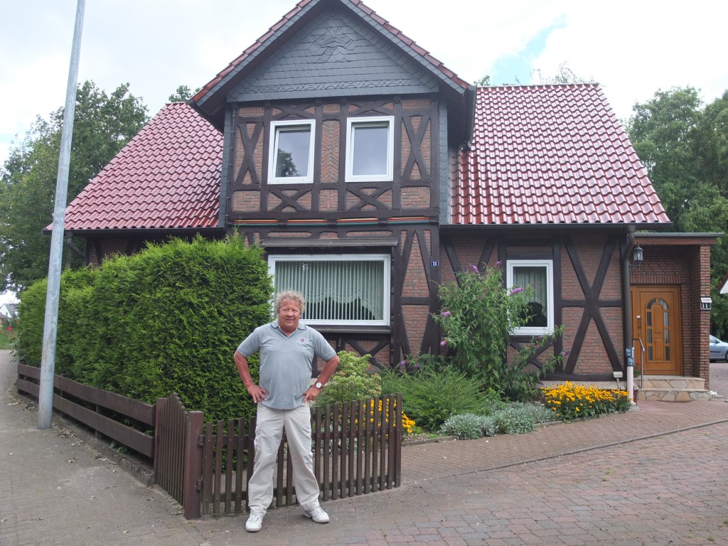 Der Enkel Klaus Beck, Sohn von Erika Sauer, geb 20.11.1921, gestorben 2008 Tochter des Friedrich Sauer geb. 1873, verstorben 1966 vor Opas Haus in der Katt´schen Straße, in dem er sein Altenteil, fernab von donnernden Zügen, bis zu seinem Tod im Jahre 1966 verbrachte